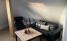 Moderne Ferienwohnung in Gelsenkirchen-Schalke für 1 bis 7 Personen mit Terrasse, ideal für Gruppen&Stadionbesuche